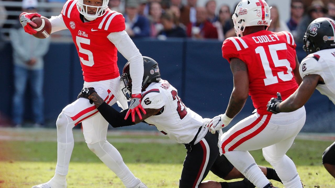 Bentley rallies South Carolina past Ole Miss 48-44